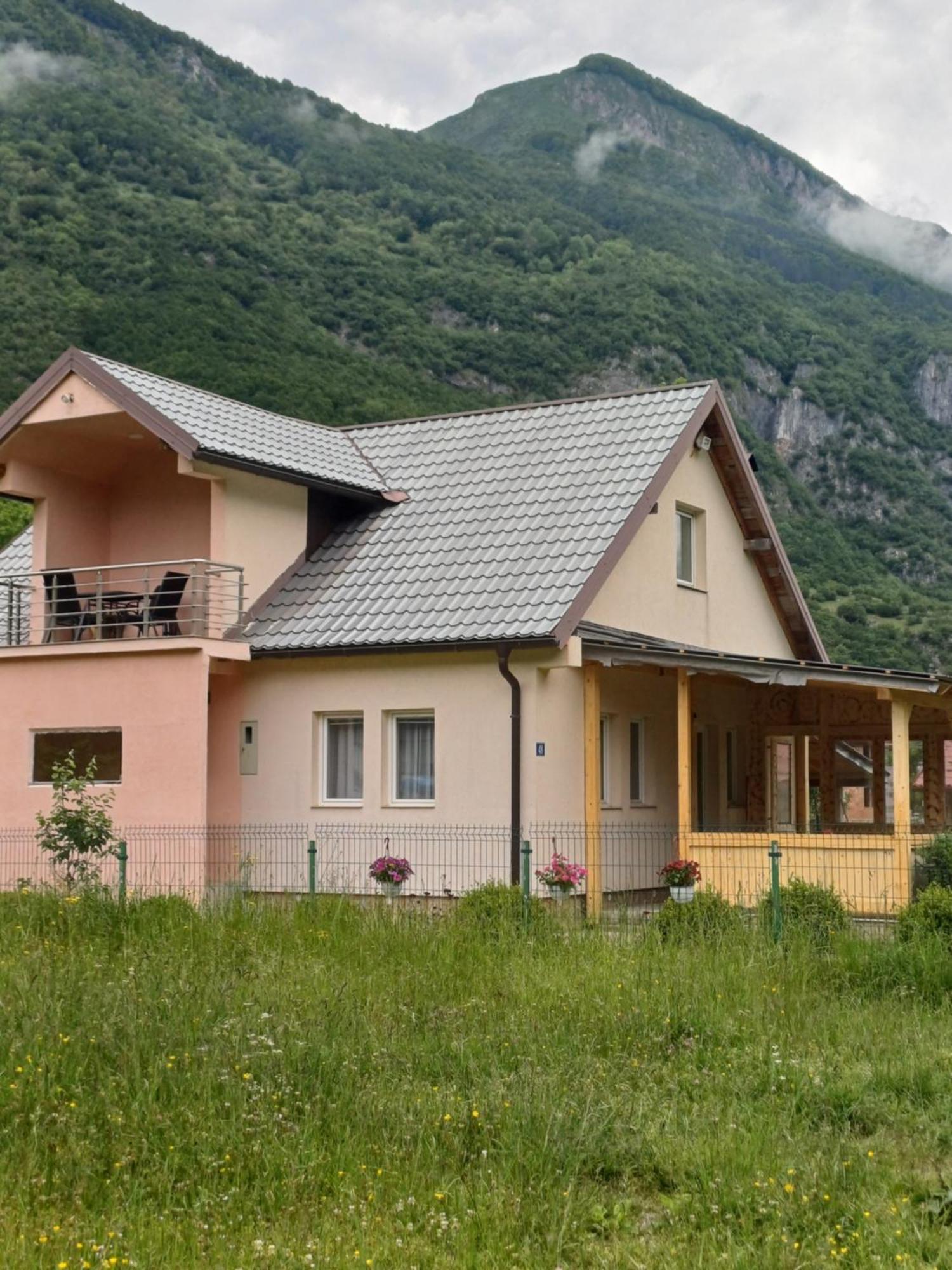 Breti'S Guesthouse Vuthaj Eksteriør billede