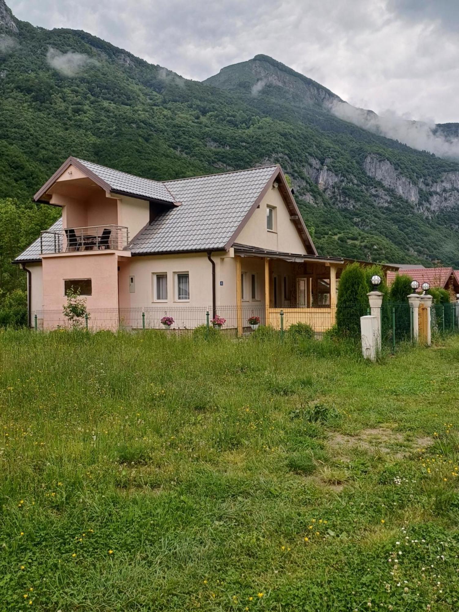 Breti'S Guesthouse Vuthaj Eksteriør billede
